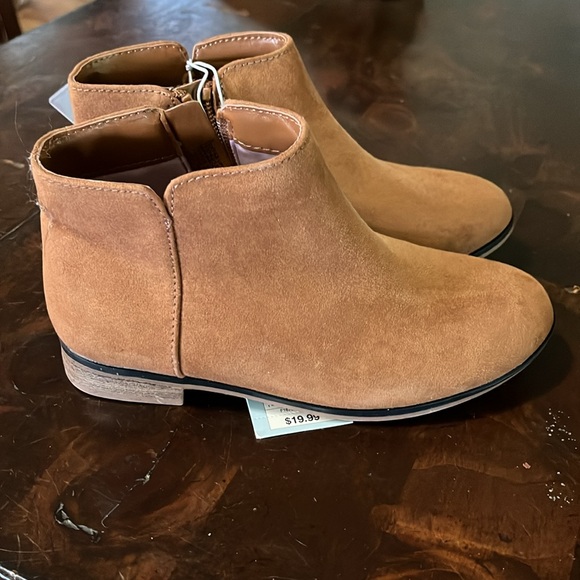 Girls Cat and Jack brown/tab boots - Picture 2 of 4